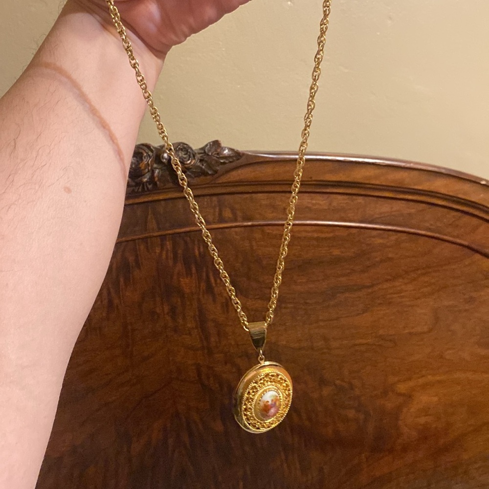 Vintage Victorian Gold Tone Locket Necklace with Romantic Scene - Picture 6 of 9